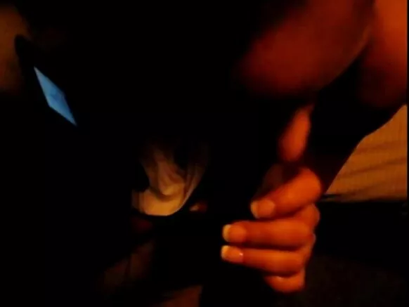 Gus nuugaya oo la hadlaysa lulataaye madow iyada iyo ninkeeda on telefoonka.