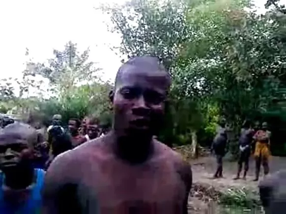 Qoob ka ciyaarka Kongo oo leh kareem hiwaayad madow oo qaro weyn.