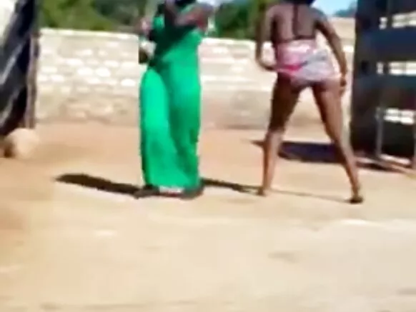 Gabdhaha Afrikaanka ah ayaa dheesha, oo dameerahooda madow ee quruxda badan biligleynaya.