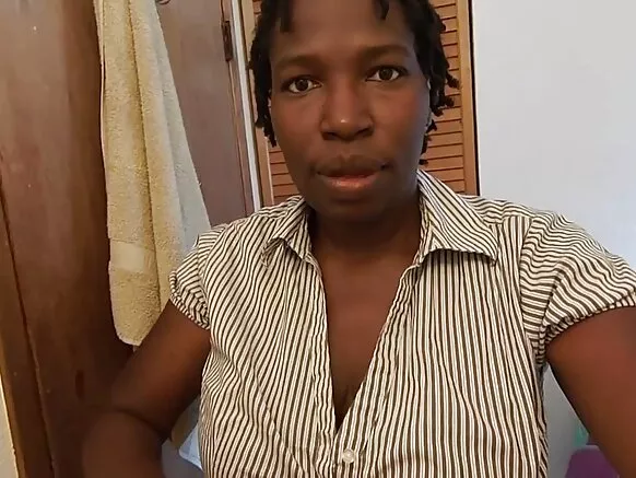 Ebony oo leh naaso waaweyn ayaa caano ka heshay muuqaalkeeda lulataaye ee Afrikaanka ah ee HD.