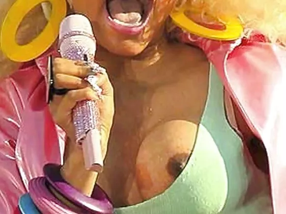 Nicki minaj caan ah oo qaawan baruur madow.