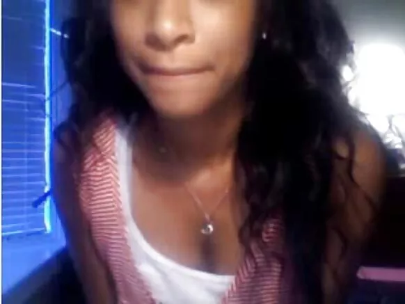 Gabadh yar oo qurux badan oo madow ah oo ebony ah ayaa laba jibbaar ku siisa webcam markay ila ciyaarayso.