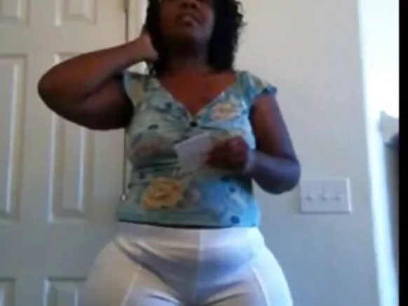 Qalloocyada Miss waa lulataaye ebony bbw caadi ah.